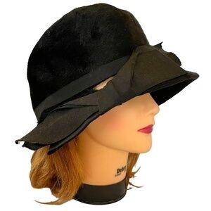 Vintage Italian Brigitte Lilli of California Black Wool Grosgrain Bow Cloche Hat